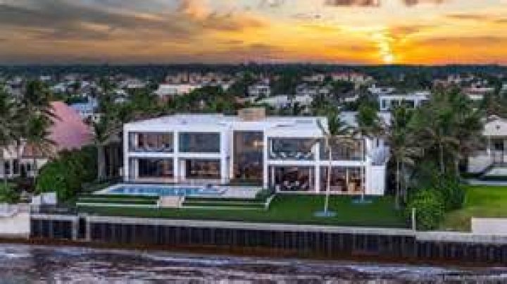 Incredible:&nbsp;The oceanfront estate, owned by Nicola's parents Nelson and Claudia, boasts two large properties and a sprawling driveway leading to a courtyard lined with palm trees